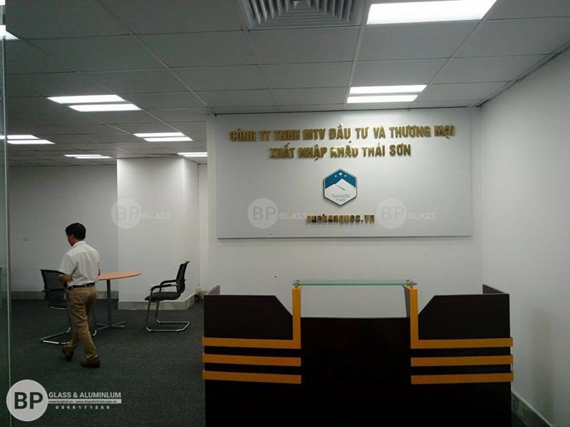 Hoàn thiện vách kính văn phòng Cho Công Ty XNK Thái Sơn
